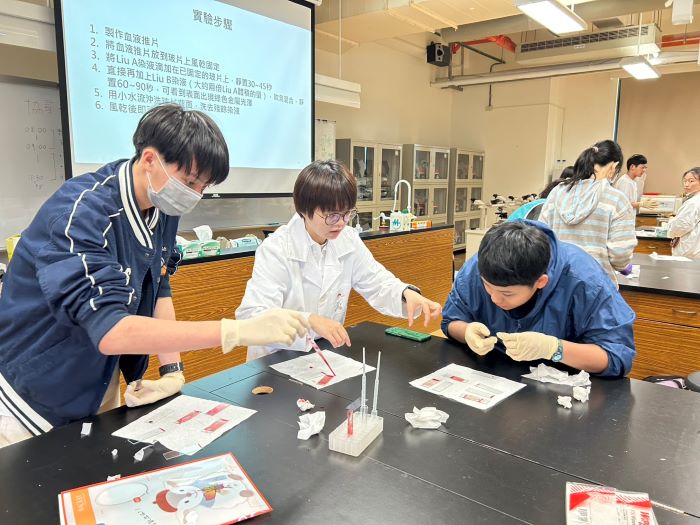 《圖說》元培醫事科技大學校園醫檢實作體驗。〈教育局提供〉