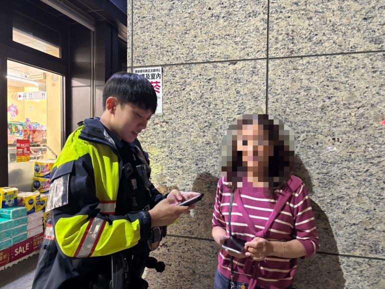 《圖說》員警耐心解說與勸導，王民恍然大悟，立即打消操作念頭，保住帳戶內近新台幣180萬元存款。〈中和分局提供〉