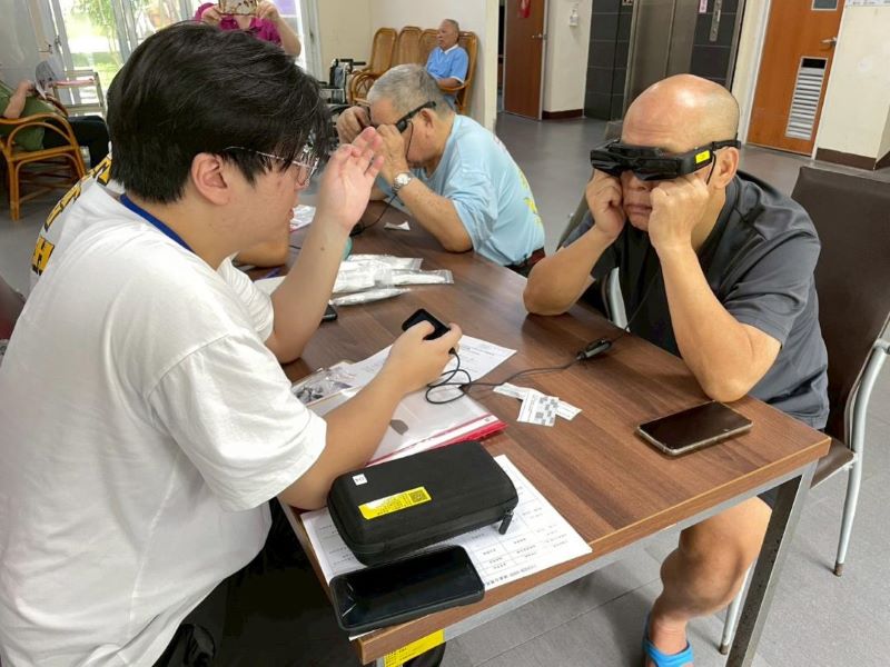 《圖說》臺北榮總攜手板橋榮家啟動智慧眼鏡篩檢 AI 科技守護記憶〈板橋榮家提供〉