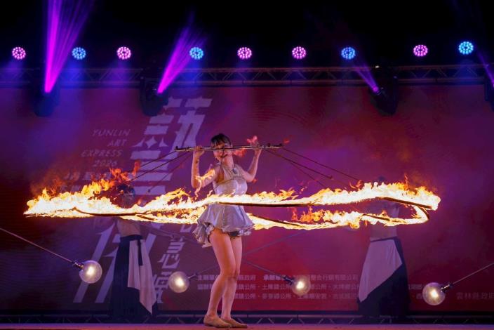 即將成真火舞團帶來震撼火舞演出,絢麗火光與精湛技藝交織,贏得現場觀眾熱烈掌聲。
