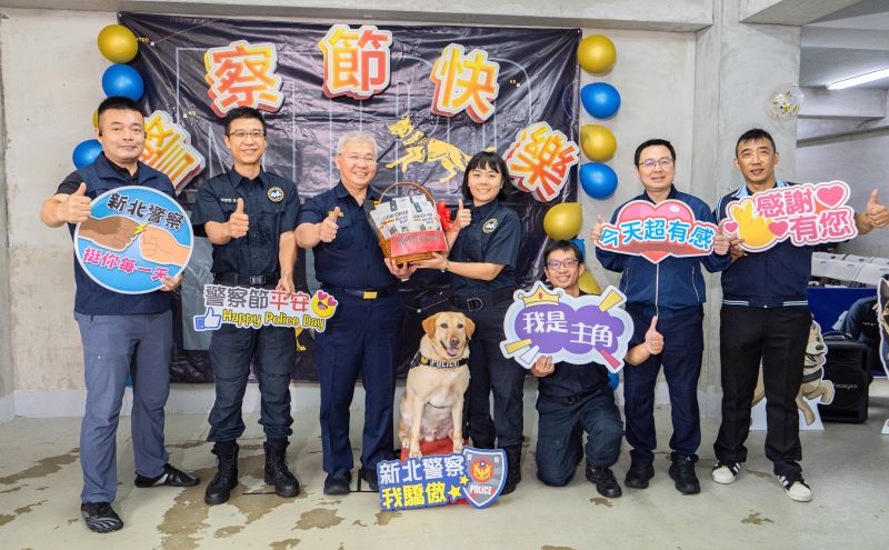《圖說》方仰寧局長慰問警犬隊同仁,並致贈慰問品及營養口糧向領犬員及警犬夥伴們表達節日祝福與感謝。〈警察局提供〉