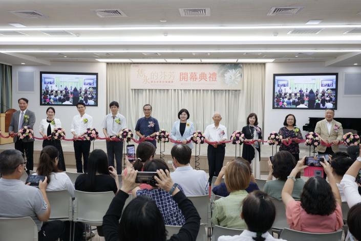 張麗善縣長等人共同為「雋永的芬芳-陳石柱膠彩典藏展」剪綵