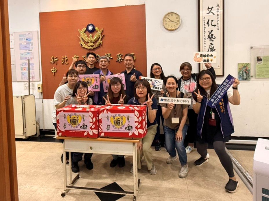 《圖說》警察是社工堅強的後盾，在家暴、性侵害或高風險案件中即時支援。社會局將蘋果與手寫卡片分送至各分局、婦幼隊、少年隊與派出所等處，為警察同仁送上誠摯謝意。〈社會局提供〉