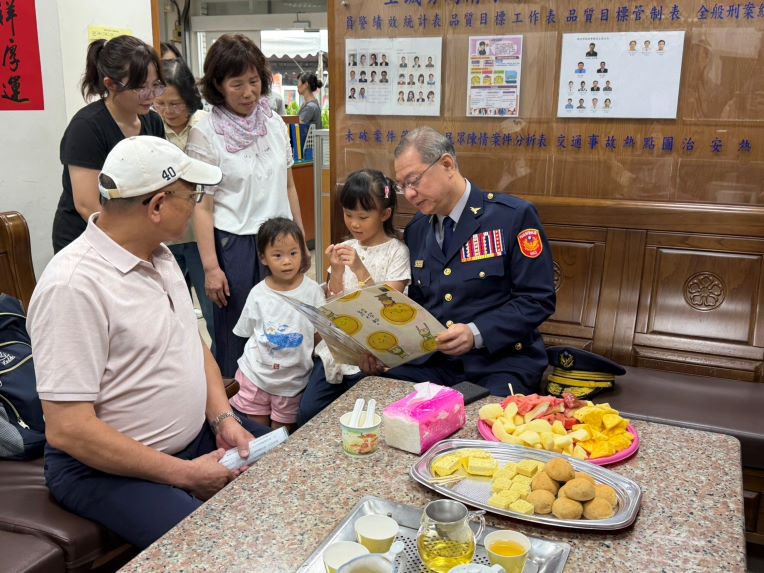 《圖說》劉所長年幼的兩位女兒，獻上親手繪製的圖畫給廖訓誠副署長。稚嫩筆觸描繪的不只是童真的色彩，更蘊含著孩子對父親深深的思念與驕傲，讓在場許多人紅了眼眶。〈土城分局提供〉