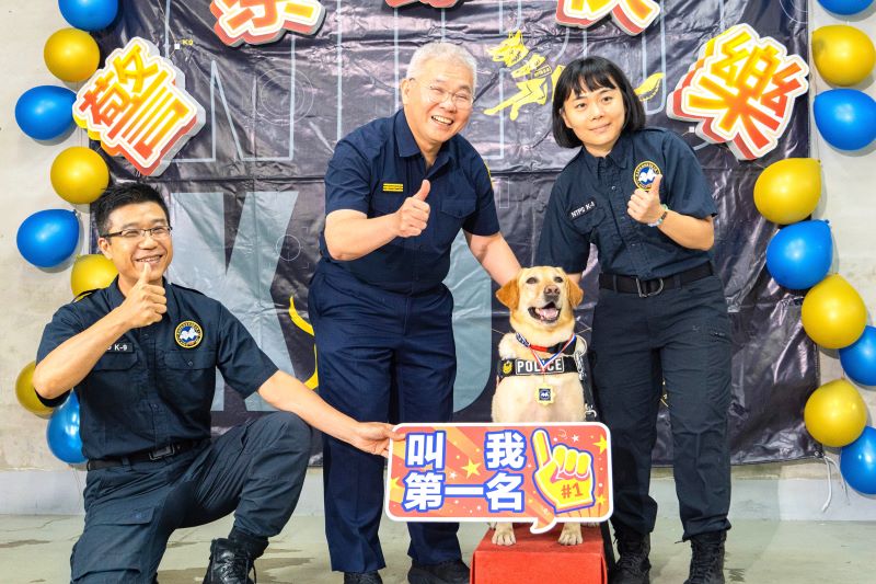 《圖說》新北警察局長方仰寧頒贈榮譽勳章予警犬KENJI,表揚於緝毒工作中的卓越貢獻。〈警察局提供〉