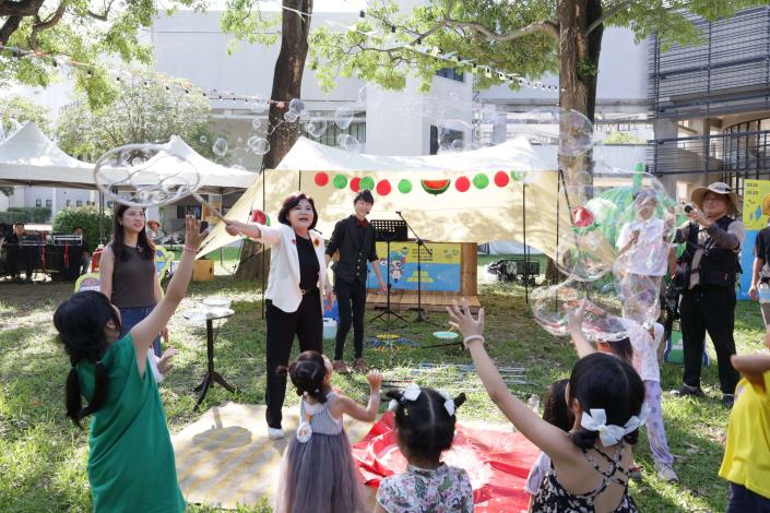 涼夏×潮爽市集熱鬧登場，張麗善縣長特地到場與大小朋友同樂。