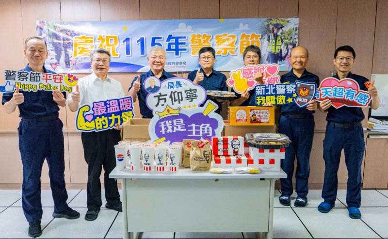 《圖說》方仰寧局長慰問警察局勤務指揮中心同仁,並致贈餐點感謝同仁堅守工作崗位。〈警察局提供〉