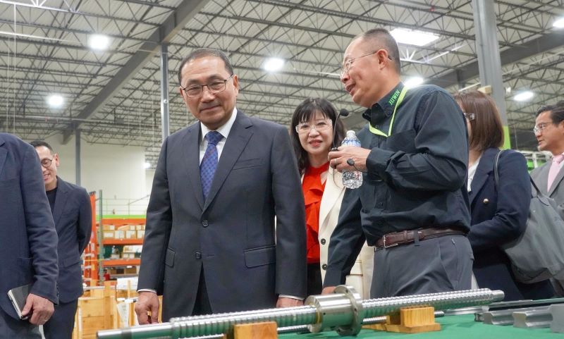 《圖說》侯友宜市長偕市府團隊參訪上銀科技,中為經發局長盛筱蓉。〈新聞局提供〉