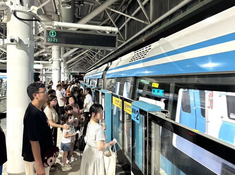 《圖說》三鶯線試營運搭乘熱度持續攀升，8月1日起將試營運時間延長至每天上午8時至晚間10時，全線免費搭乘措施也同步延長至8月31日。〈新北捷運公司提供〉