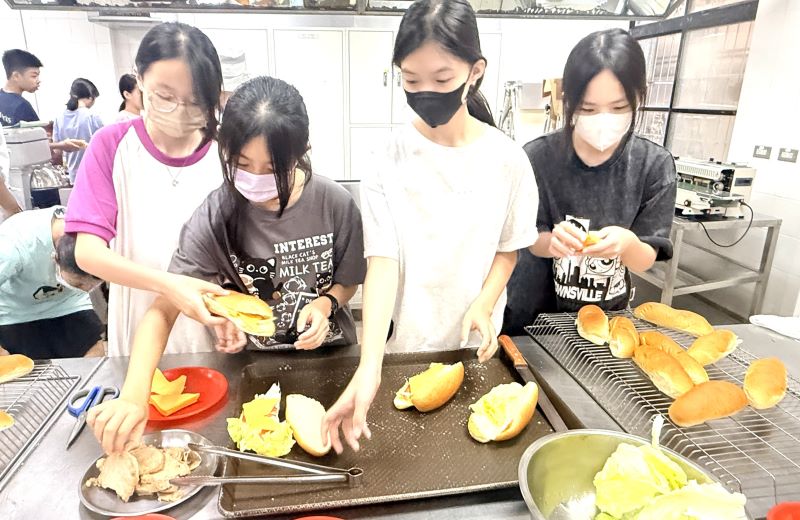 《圖說》新北市國中小職業試探育樂營，讓學生透過實作認識不同職群，從動手體驗中發掘興趣，累積未來升學與職涯探索經驗。〈教育局提供〉