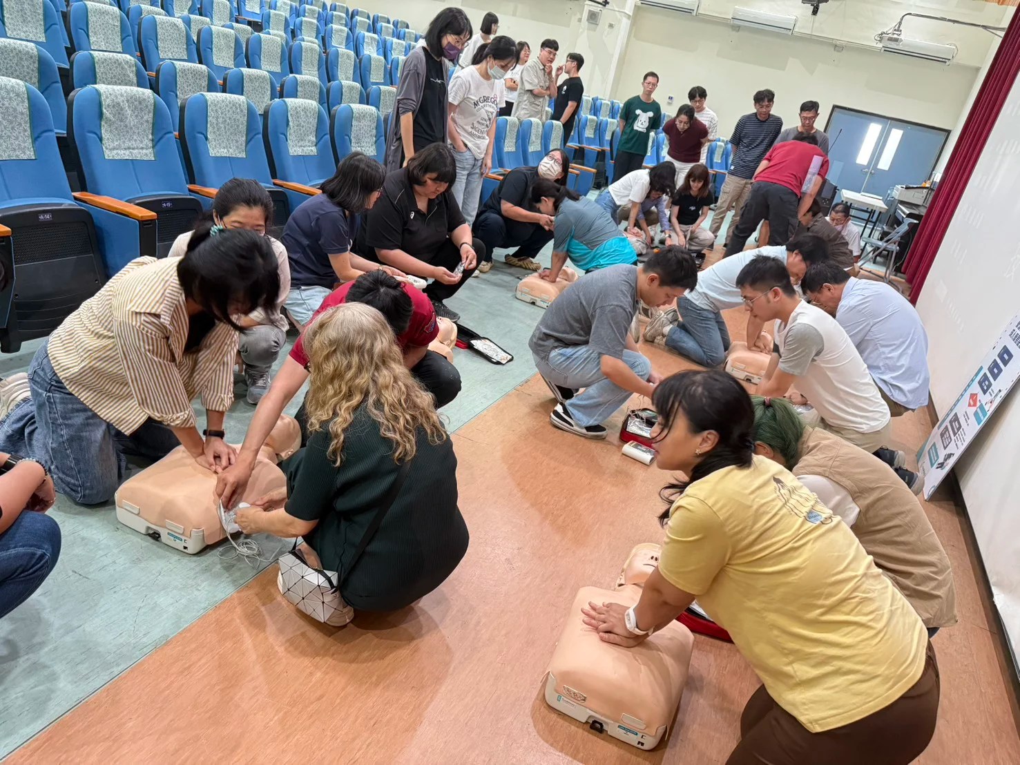 校園突發意外怎麼救?桃消新坡分隊教CPR AED及哈姆立克法 38 1