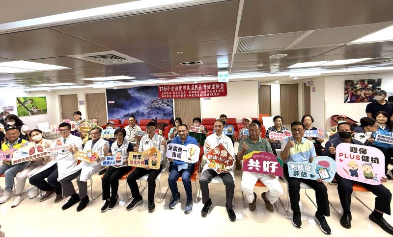 《圖說》市長侯友宜今日到新北市立聯合醫院三重院區，視察農漁民長者健檢服務合影。〈農業局提供〉
