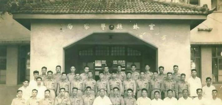 民國44 年雲林縣警察局同仁於原縣警察局合影。 資料來源:雲林縣警察局史蹟文物館