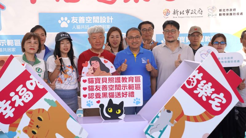 《圖說》市長與動保團體及議員進行幸福喵樂宅啟用,認養黑貓送一年免費飼料。〈動保處提供〉