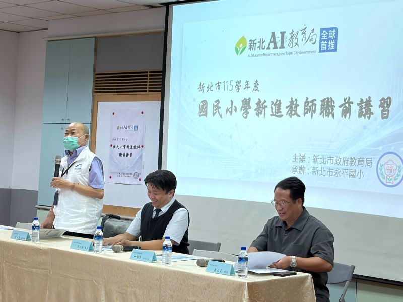 《圖說》新北市教育局歐人豪副局長（左一）勉勵新進教師善用教育資源，與新北攜手為教育。〈教育局提供〉