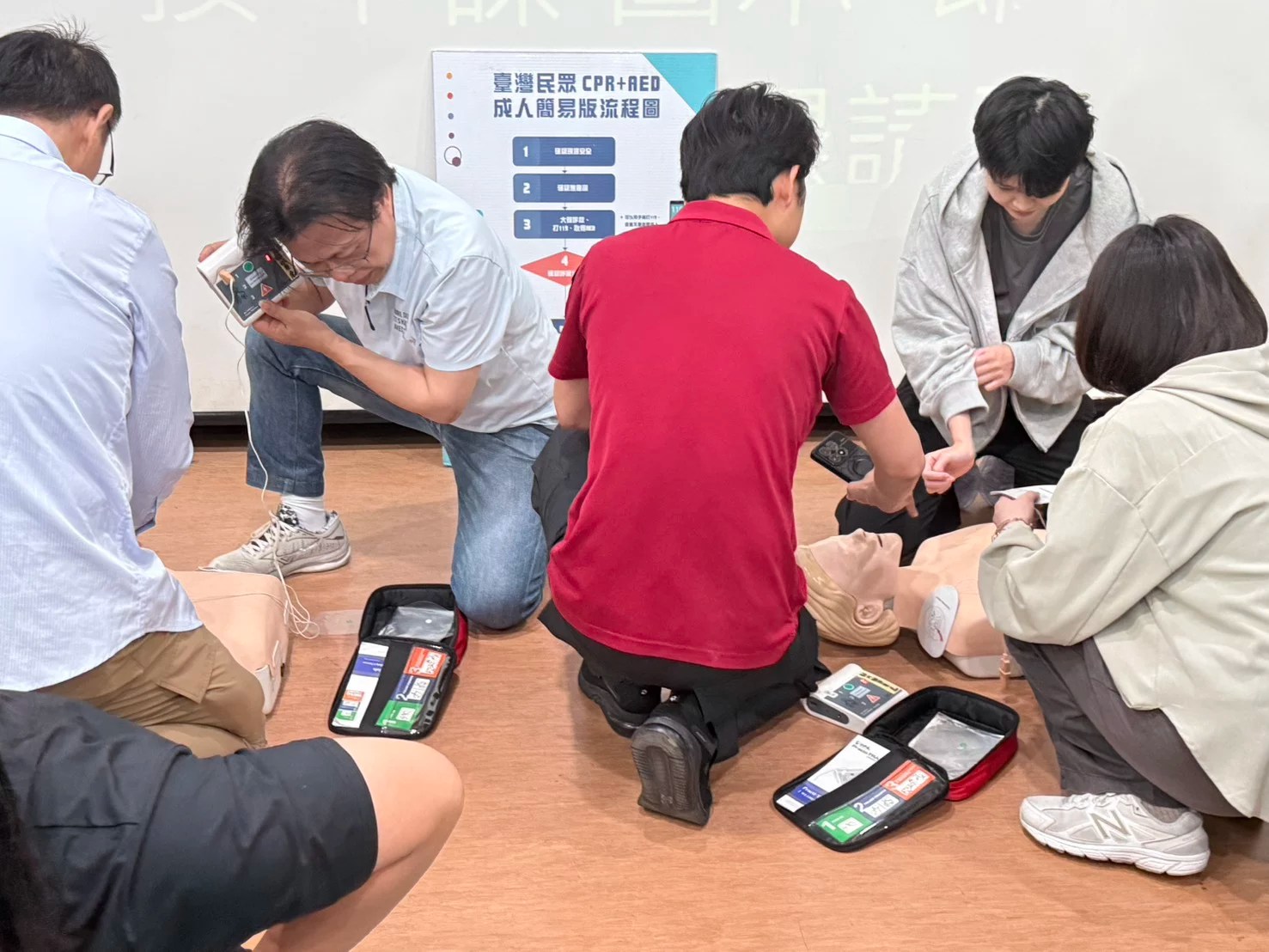 校園突發意外怎麼救?桃消新坡分隊教CPR AED及哈姆立克法 41