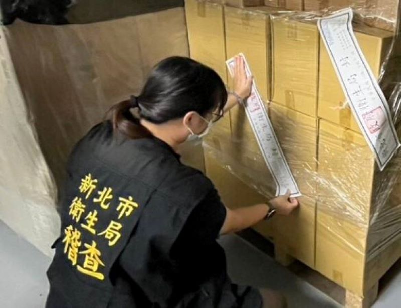 《圖說》衛生局要求業者即日起停止苦茶油產品製造及販售，也啟動下架回收作業。〈衛生局提供〉