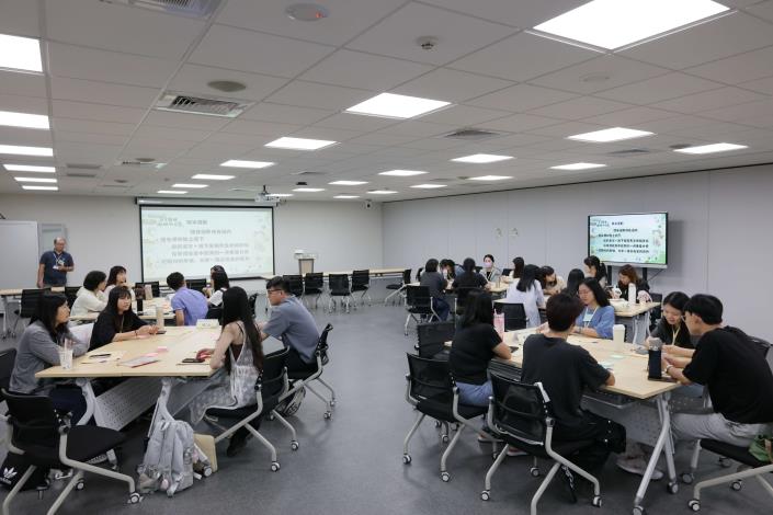 全臺約30位來自醫學、護理、營養、物理治療、社工等健康照護相關領域的青年學員參與體驗教育營,透過研習課程深入認識在宅醫療照護模式。