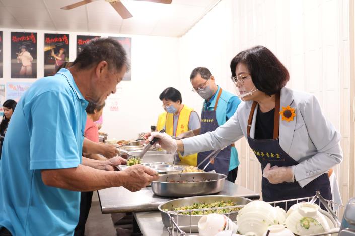 張縣長前往崙內社區長青食堂  為長輩打菜  一起共餐聊天問暖