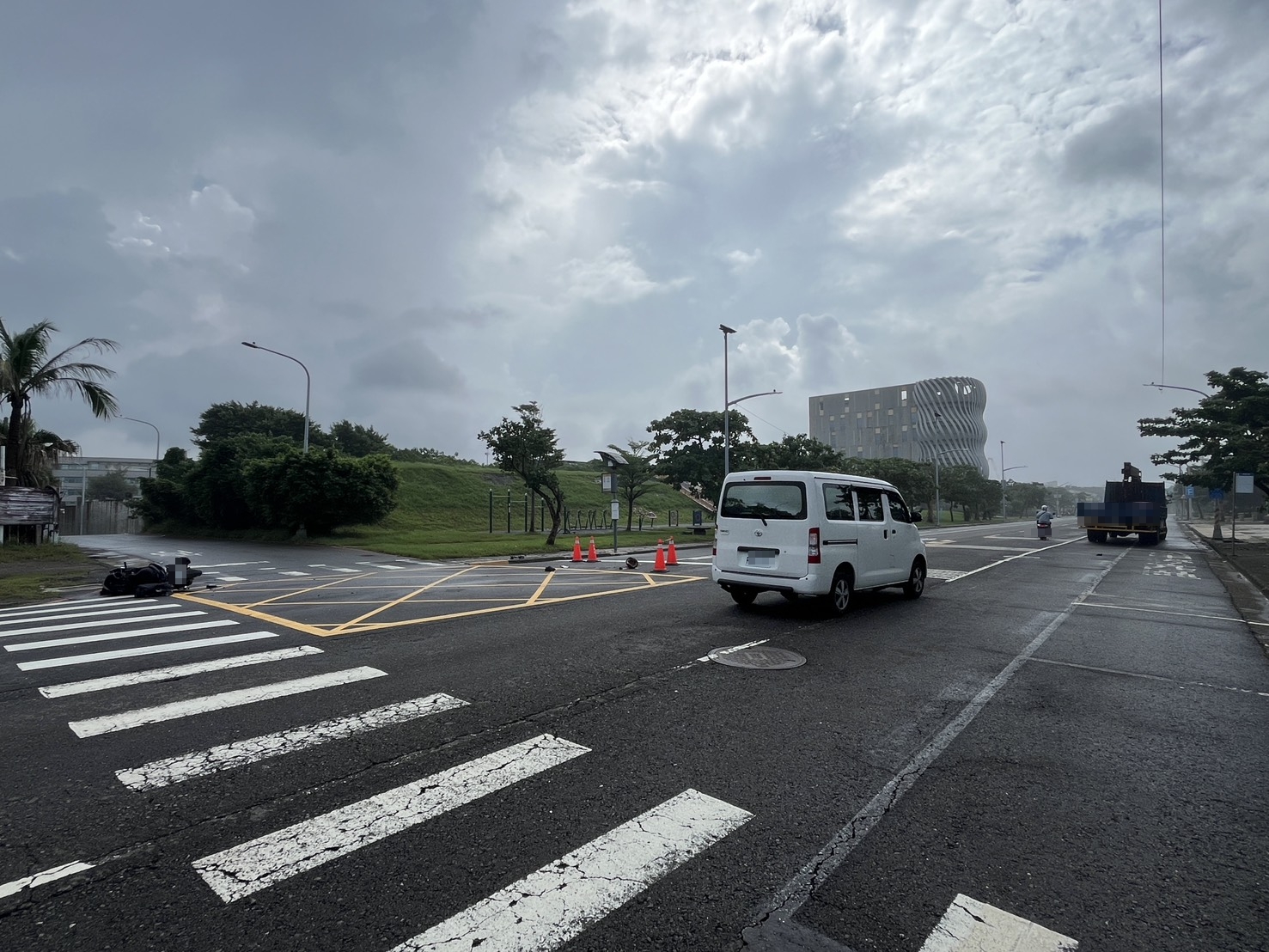 雄市旗津區旗津三路今（27）日上午發生死亡車禍。翻攝畫面