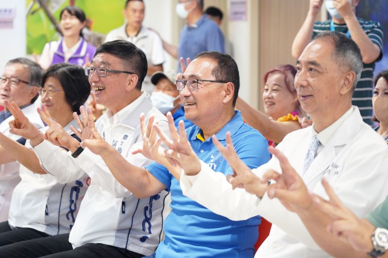 《圖說》市長侯友宜今日到新北市立聯合醫院三重院區，視察農漁民長者健檢服務，並宣布今年度推出「雙保PLUS健檢+」政策，在原有健檢項目基礎上再加碼「失智症評估」，右三農業局長諶錫輝。〈農業局提供〉